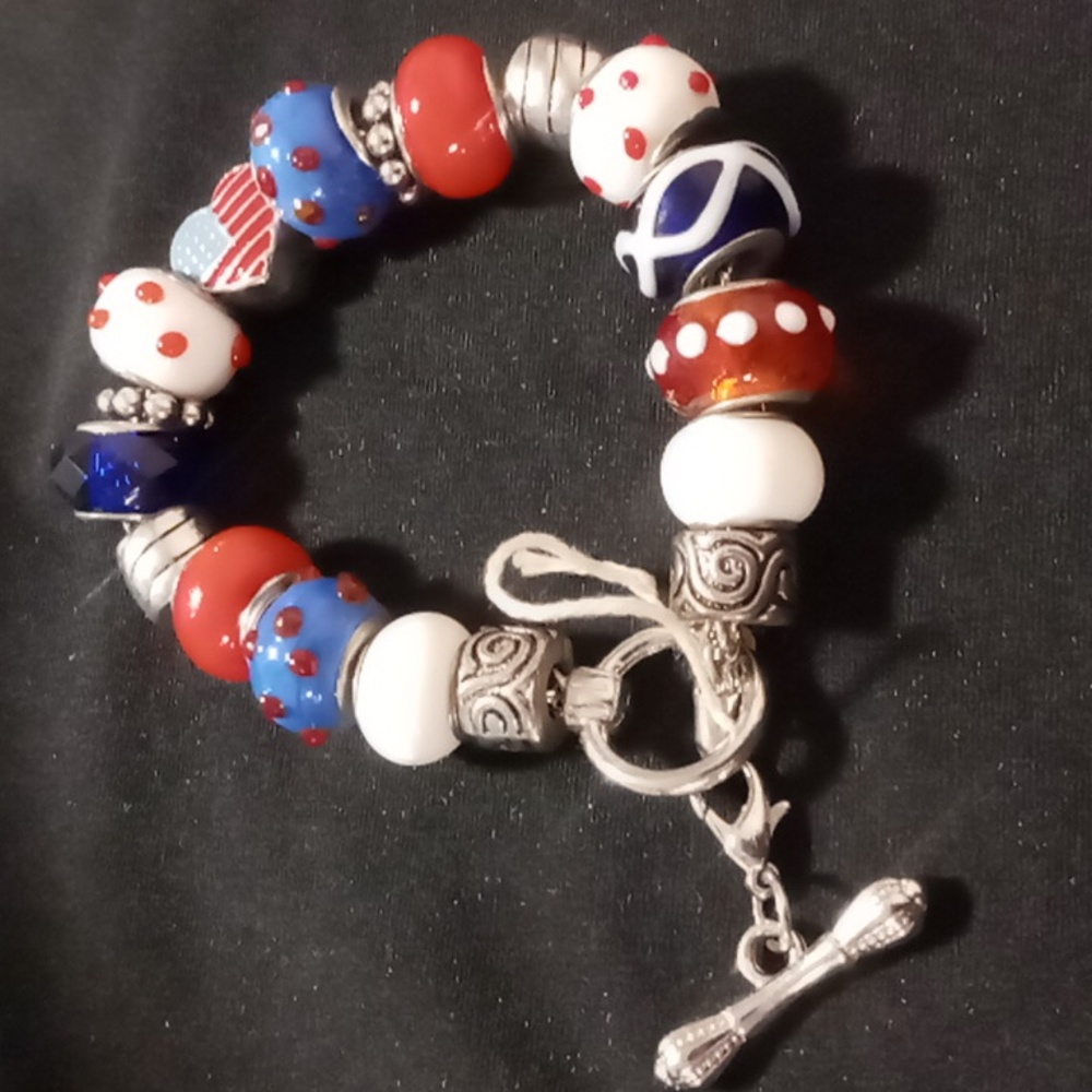 Glass beaded bracelet on a wheat chain with toggle clasp.nwot